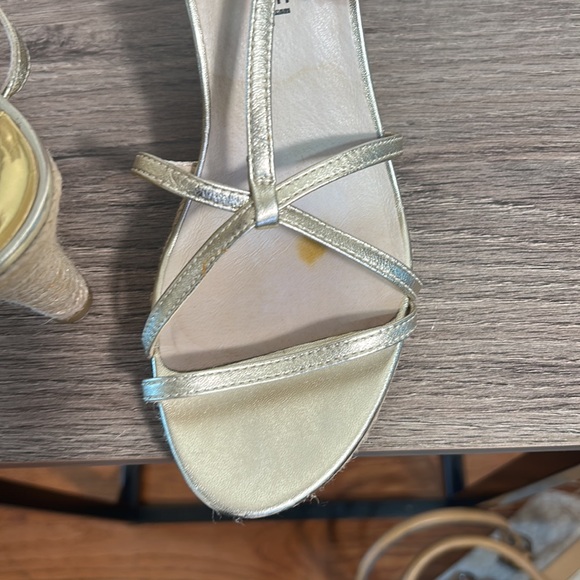 MICHAEL KORS WOMEN PALE GOLD KAMI T STRAPS WEDGE HERLS IN SIZE 8 M - Picture 7 of 8